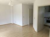 Wohnzimmer Blick Küche u Bad - 
