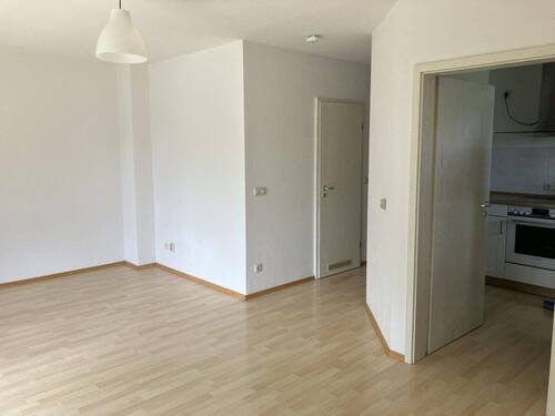 Wohnzimmer Blick Küche u Bad - 