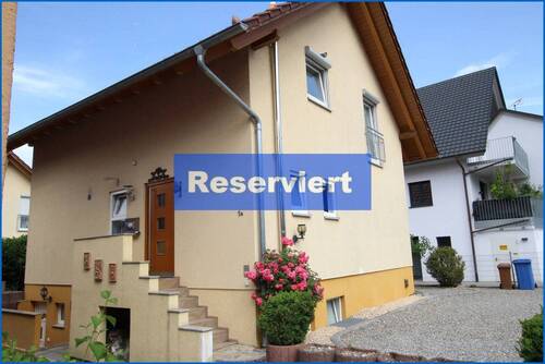 Hausansicht mit Eingang - Neuer Preis! Modernes Einfamilienhaus mit toller Einliegerwohnung nahe Bodensee! frei nach Absprache
