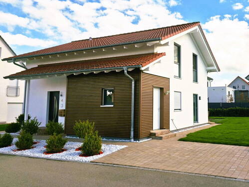 Seitenansicht - PROVISIONSFREI: Freistehendes Einfamilienhaus mit Erdwärme A+ Energieverbrauch 12,1 kWh(m²a)