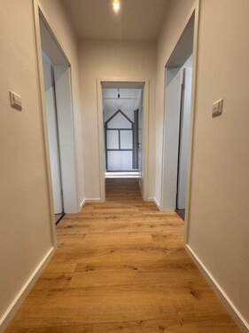 Flur - Stilvoll sanierte Altbauwohnung mit Charakter in Hildesheimer Neustadt