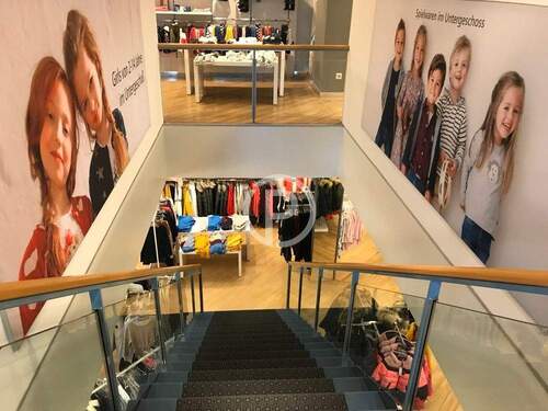 Treppe ins Untergeschoss - Gewerbeobjekt (Büro, Produktion, Verkauf) in Fellbach