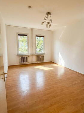 Wohnzimmer - 2 Zimmer Etagenwohnung zum Kaufen in Nürnberg
