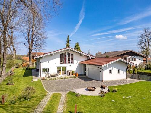 Hausansicht mit Garage - 8 Zimmer Einfamilienhaus in Gmund am Tegernsee