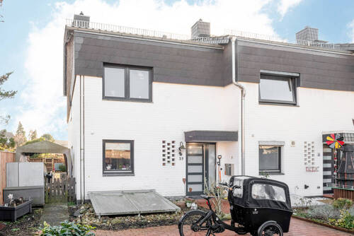 Herzlich willkommen! - Ideal für Familien - Lehrte bei Hannover: Reihenendhaus mit großem Grundstück, Keller und Garage.
