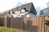 Hausansicht mit Gartenzugang - 
