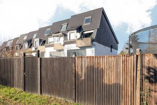Hausansicht mit Gartenzugang - 