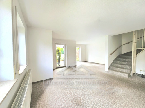 massive Treppe ins Obergeschoss - 