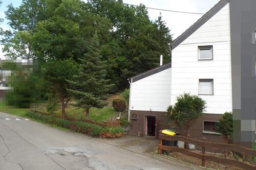 Doppelhaushälfte - 4 Zimmer Mehrfamilienhaus, Wohnhaus in Reichshof