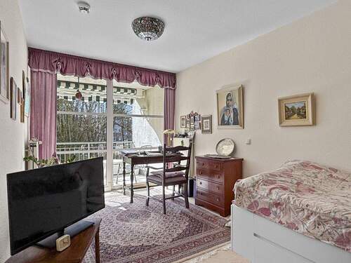 Freundliches Schlafzimmer mit Schiebetür zum Balkon - 2 Zimmer Etagenwohnung in Hamburg