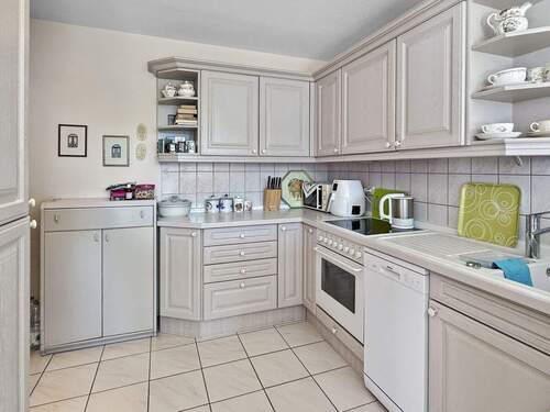 Helle Einbauküche in gepflegtem Zustand - 