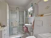 Modernes Duschbad mit barrierefreier Dusche - 