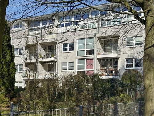 Rückansicht des Mehrfamilienhauses mit Gartenblick - 