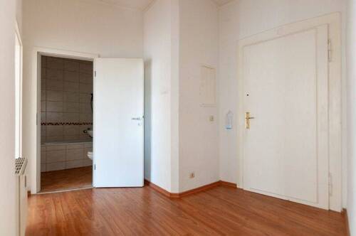 Schlafzimmer Blickrichtung Diele, Wohnungstür und Bad - 