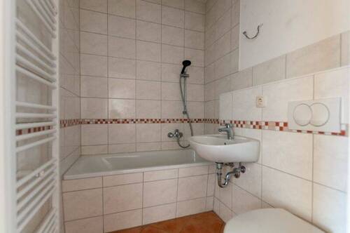 Bad mit Handtuchheizkörper und Wanne - 