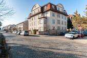 Hausansicht mit Blick in die Straße - 