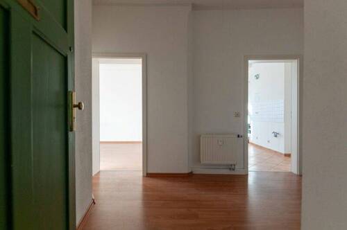 Wohnungstür Blickrichtung Diele, Schlafzimmer und Küche - 