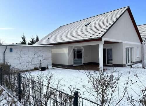Blick auf die überdachte Terrasse - 4 Zimmer Doppelhaushälfte in Panketal