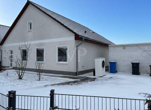 Blick über den Zaun / PKW-Stellplatz - 