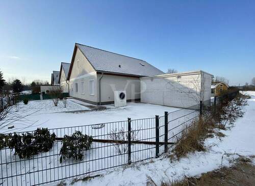 seitliche Ansicht mit Blick auf den Schuppen - 