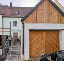 Charmantes Stadthaus mit Ensemble-Schutz, Garage und ausgebautem Dachgeschoss in bester Zentrumslage - Pfreimd