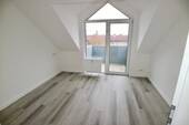 Schlafzimmer mit Balkon - Helle 2-Zimmer-Dachgeschosswohnung mit Balkon, Einbauküche und 2 Stellplätzen in Eisenberg