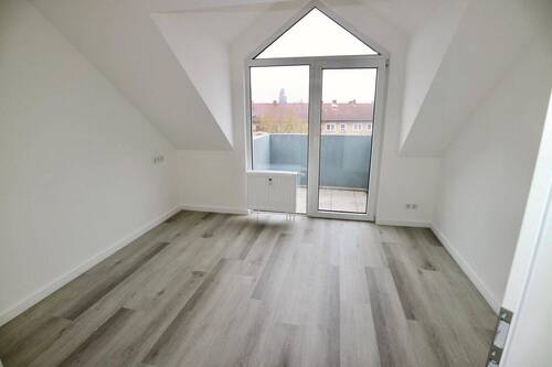 Schlafzimmer mit Balkon - Helle 2-Zimmer-Dachgeschosswohnung mit Balkon, Einbauküche und 2 Stellplätzen in Eisenberg