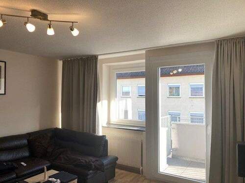 Wohnzimmer mit Balkon - 