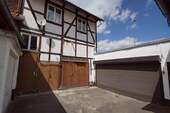 Hinterhaus mit Zufahrt - 