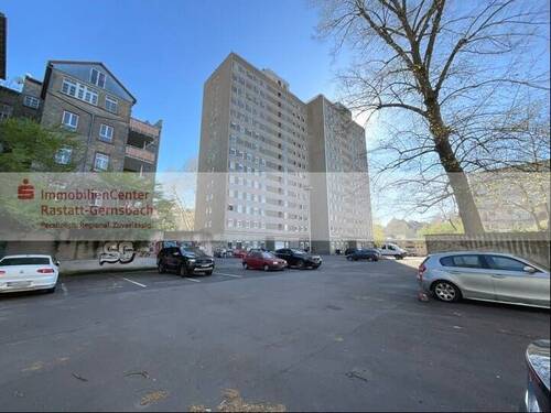 Außenansicht mit PKW-Stellplätzen - 4 Zimmer Etagenwohnung zum Kaufen in Karlsruhe