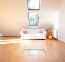 Hannover: Wohnen wie im Haus - Energieeffiziente Maisonette mit Atelier, großem Balkon & Garage.