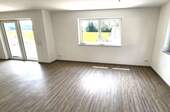 Wohnzimmer mit Blick in Garten.jpg - Etagenwohnung zur Miete in Bidingen