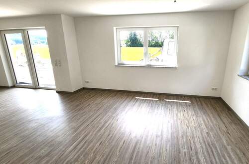 Wohnzimmer mit Blick in Garten.jpg - Etagenwohnung zur Miete in Bidingen