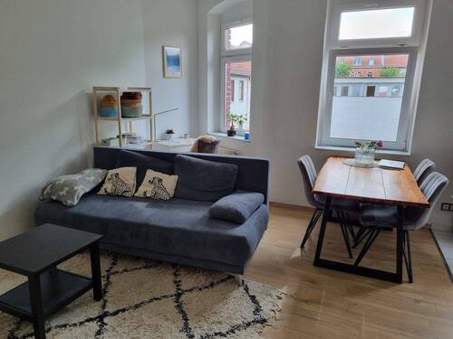 Wohnzimmer - Charmante und großzügige und zentrumsnahe Wohnung inklusive Küche mit Balkonoption WG geeignet