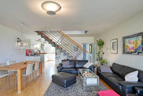 Wohn-/Esszimmer mit Treppe zum Obergeschoss - 