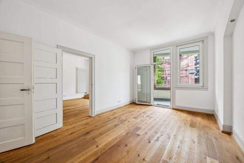 Schlafzimmer mit Balkonzugang - 4 Zimmer Etagenwohnung zum Kaufen in Stuttgart-Feuerbach