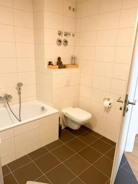 Bad mit Dusche und Wanne - 