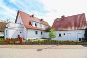 Außenansicht vorn - Frisch saniert und fertig zum Einzug - Doppelhaushälfte mit Nebengelass in Ueckermünde