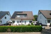 Bild 1 - Familienhaus an Feld und Wald - 1.800,00&nbsp;EUR Kaltmiete, ca.&nbsp; 165,00&nbsp;m&sup2;&nbsp;Wohnfl&auml;che