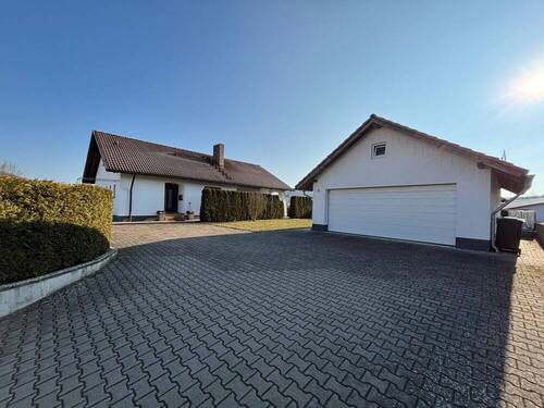 Bild 2 - Modernes Einfamilienhaus mit Einliegerwohnung und Doppelgarage in Rödental