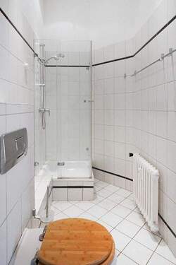 Bad mit Dusche - 