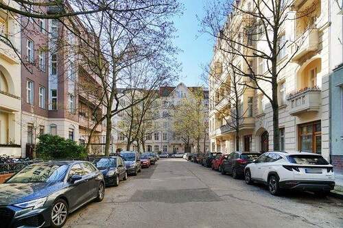 Blick in die Straße - 6 Zimmer Etagenwohnung zur Miete in Berlin
