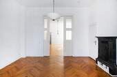 Lichtdurchflutetes Zimmer mit Balkon und Kachelofen - 6 Zimmer Etagenwohnung in Berlin