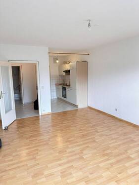 Blick Wohn-Schlafraum - 1 Zimmerwohnung ideal für Studenten oder Wochenendfahrer