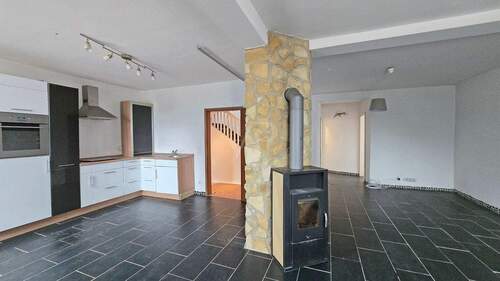 Küche, Wohn- und Esszimmer mit Holzofen - 