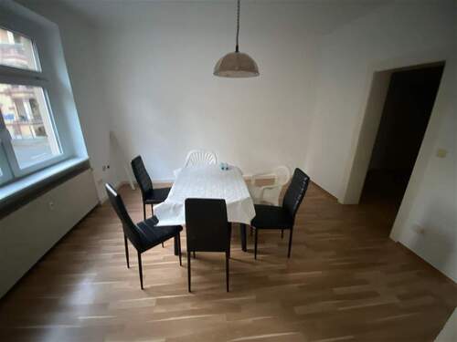 Blick ins Wohnzimmer - 