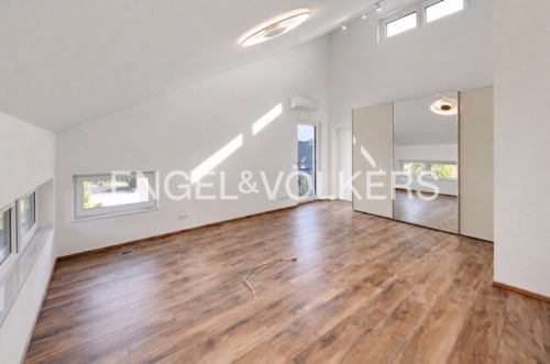 Master Schlafzimmer mit hohen Decken und Bad en Suite - 