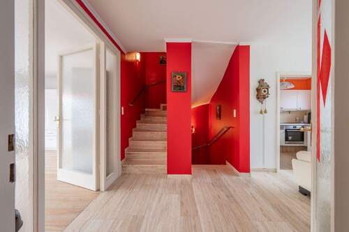 Diele - Doppelhaushälfte mit 120,50 m&sup2; in Unterhaching zum Kaufen