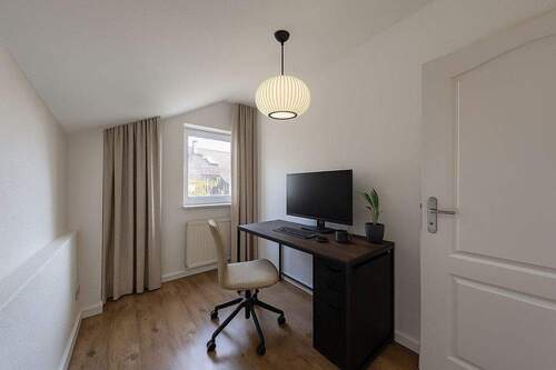 200-8394_Büro_gestaged - 