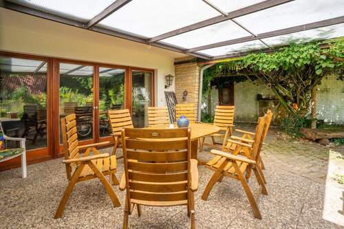 Überdachte Terrasse - Einfamilienhaus - Tradition trifft modernes Wohnen